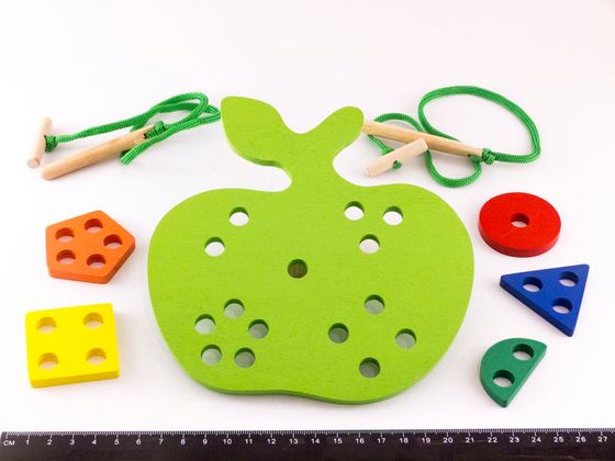 Дерев'яна іграшка - шнурівка Кольорове Яблуко 2