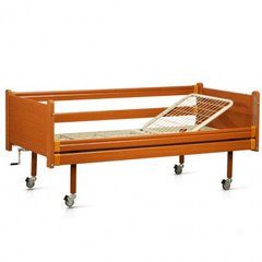 Кровать деревянная механическая на колесах, с поручнями 1