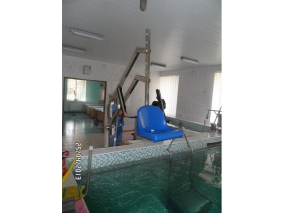 Реабилитационный подъемник стационарный с гидравлическим или электроприводом для бассейнов. 1